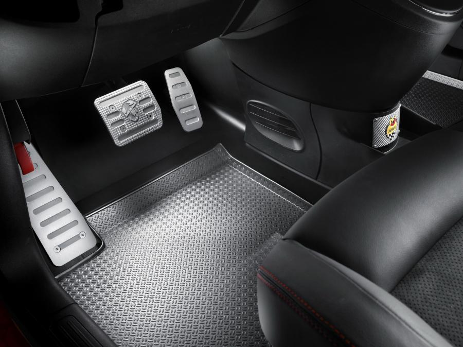  Fiat 695 Abarth Tributo Ferrari 2010 года  (фото 6 из 8)